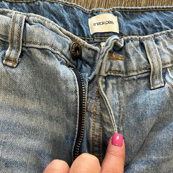 Sneak Peak Mom Shorts High Rise Distressed Raw Hem Denim Light Wash Blue Size M - Picture 2 of 7